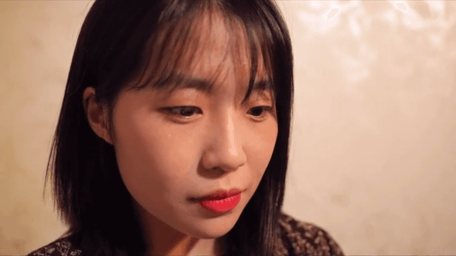 실내에서 생각에 잠긴 여성