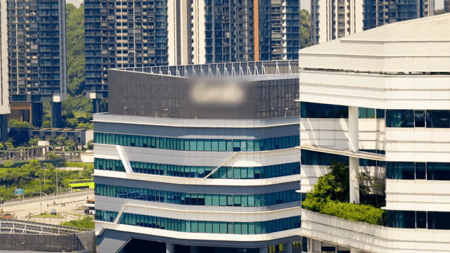 도시 배경의 현대적인 사무실 건물