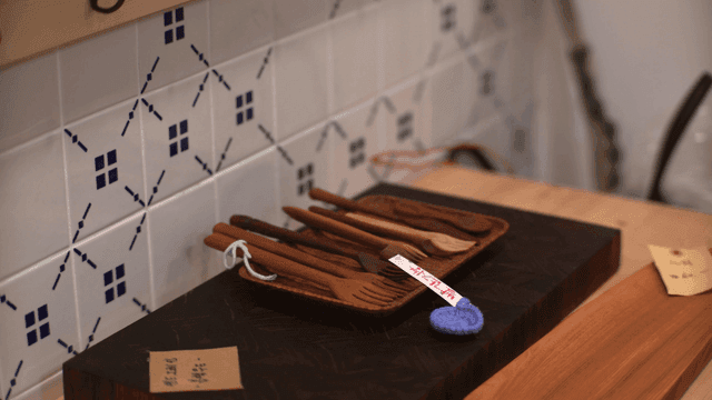 테이블 위에 진열된 나무 식기