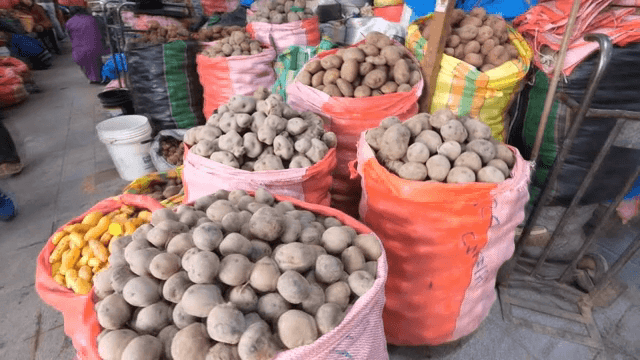 활기찬 시장의 감자 자루