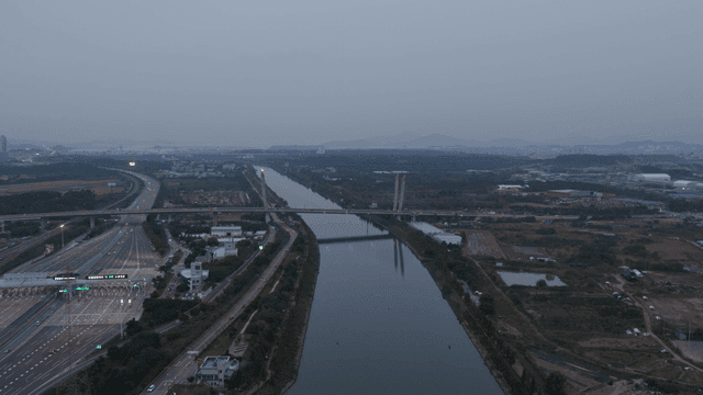 고속도로 옆 강 위의 다리