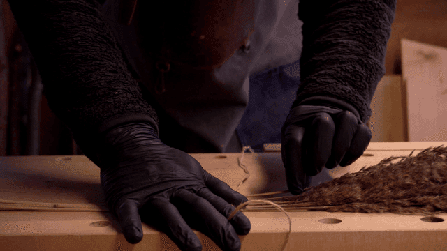 실내에서 마른 식물로 작업하는 사람