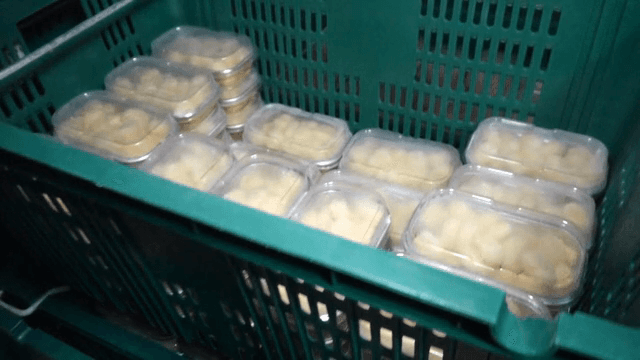 플라스틱 용기에 담긴 음식이 담긴 상자