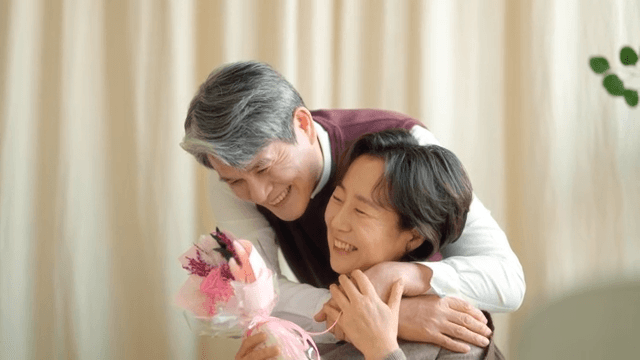 여성에게 꽃을 선물하는 노신사