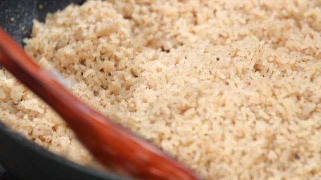 나무 주걱으로 팬에서 고기소와 당면을 섞기