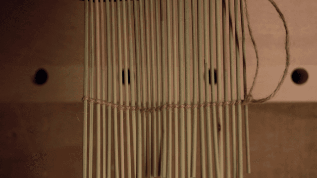 테이블 위에 마른 갈대를 정리하는 손