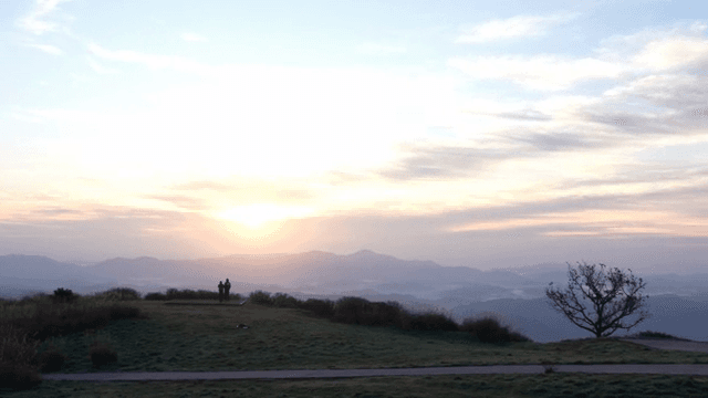 산 위의 일출 풍경