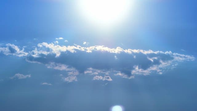 구름 위로 빛나는 밝은 태양