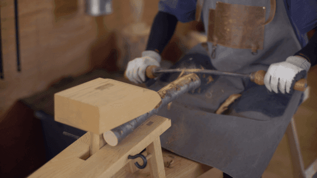 작업장에서 나무를 다루는 사람