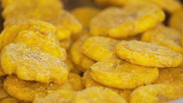 플랜테인을 노릇노릇하게 튀긴 토스토네스