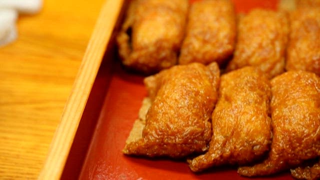 전통 일본 유부초밥과 롤