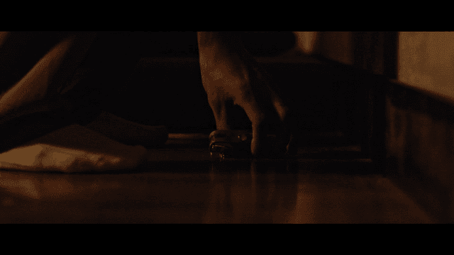 어두운 바닥에서 키링을 줍는 손