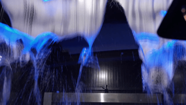 세차장에서의 다채로운 거품과 물