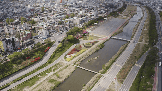 강과 도로가 있는 도시 풍경