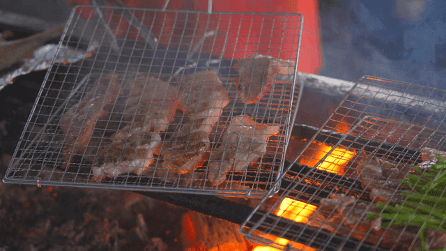 숯불 위에 구워지는 삼겹살과 채소들