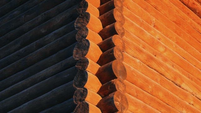 통나무를 여러 겹 쌓아 만든 목조 건축물의 외관