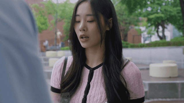 공원에서 꽃을 건내는 슬픈 여성