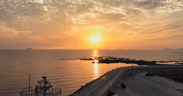 등대가 있는 고요한 바다의 일몰