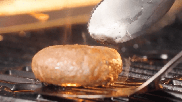 바비큐에서 구워지는 육즙 가득한 버거 패티