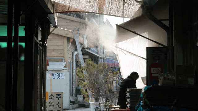 김이 올라오는 좁은 골목