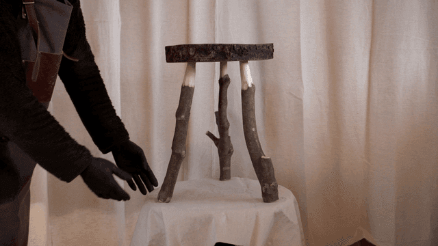 독특한 나뭇가지 다리가 있는 나무 의자