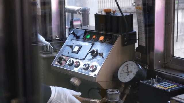 일본 기차 운전사가 제어판을 조정하는 모습