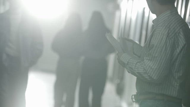 행인에게 종이를 나눠주는 사람