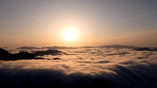Sunrise above sea of ​​clouds