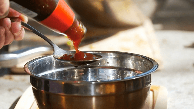 굴소스를 그릇에 붓는 장면