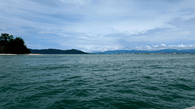 바다 위를 가로지르는 보트 위에서 보는 풍경