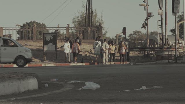 맑은 날에 원숭이와 사람들이 있는 도시의 공원