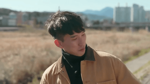 야외에서 누군가에게 말을 거는 남성