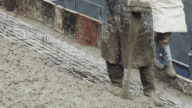 건설 현장에서 콘크리트를 붓는 작업자