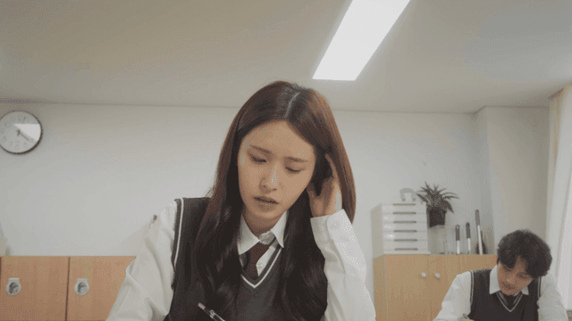 시험 중 고민하는 학생들