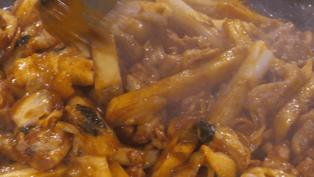 Stir-fried chicken prepared with glass noodles