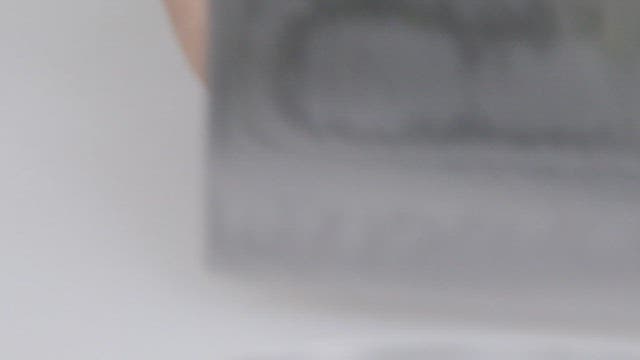 도마 위에서 신선한 소라를 칼로 써는 장면