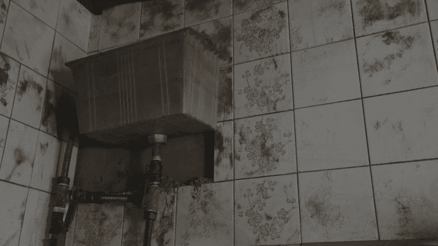 얼룩진 타일이 있는 오래된 욕실