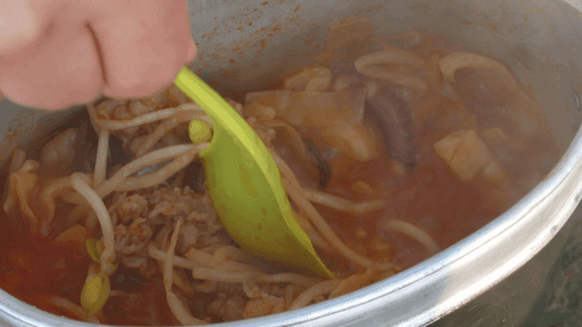 캠핑 반합에 끓여지는 낙곱새