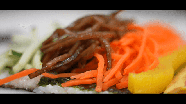 다양한 재료가 들어간 김밥