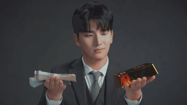 돈과 금을 저울질하는 정장을 입은 남자