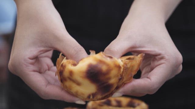 크림이 가득찬 황금빛 에그타르트