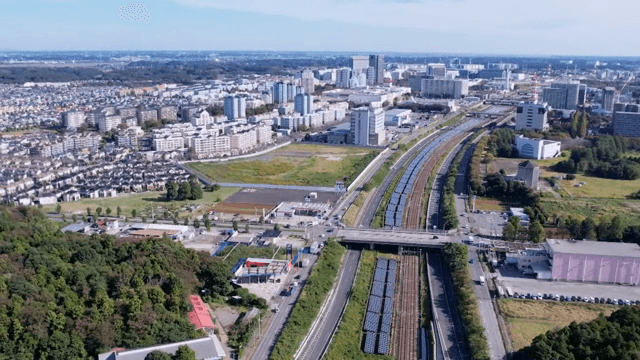 철도 노선이 있는 광활한 도시 풍경