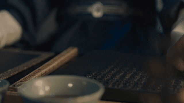 글자를 더듬으며 따라쓰는 손