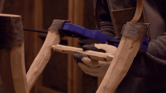 목공예가가 나무 가구를 조립하는 모습