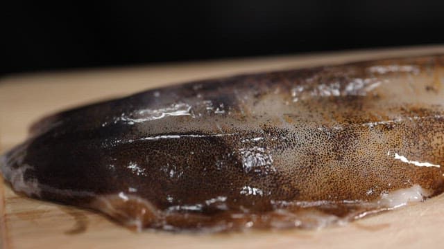 나무 도마 위의 신선한 오징어