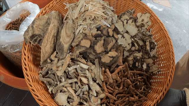 바구니에 담긴 다양한 건조 한약재들