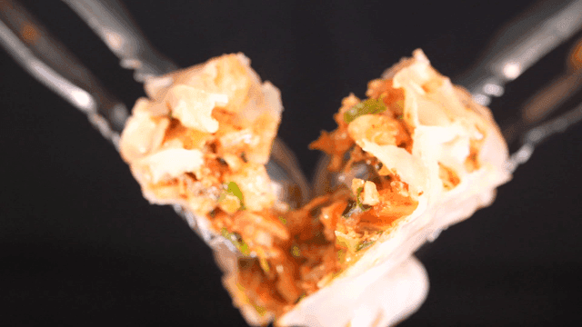 Tongs for tearing kimchi-filled dumplings