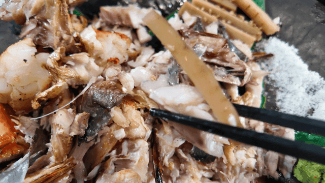 Sight of picking up pieces of grilled fish and pickles with chopsticks