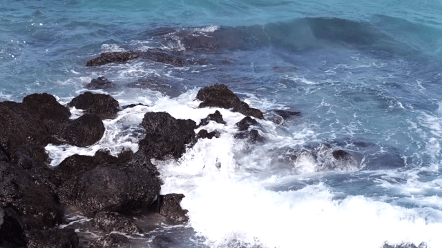 파도가 바위 해안에 부딪히는 모습