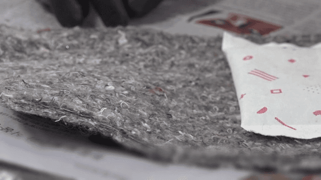 신문 위의 보온재와 핫팩